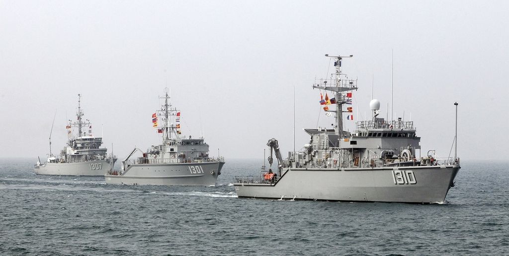 Sebuah kapal penyapu ranjau MWW50 buatan Jerman berlayar di depan dua kapal penyapu ranjau kelas Agresif buatan Amerika Serikat dalam sebuah latihan militer di lepas pantai Kaohsiung, Taiwan selatan, 31 Januari 2018.