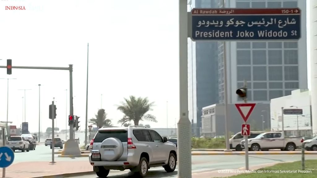 Pemandangan di Jalan Presiden Joko Widodo, sebuah jalan sepanjang 2,5 kilometer yang terletak di salah satu ruas jalan utama, yang membelah Abu Dhabi National Exhibition Center (ADNEC) dengan area kedutaan di Abu Dhabi, Uni Emirat Arab.