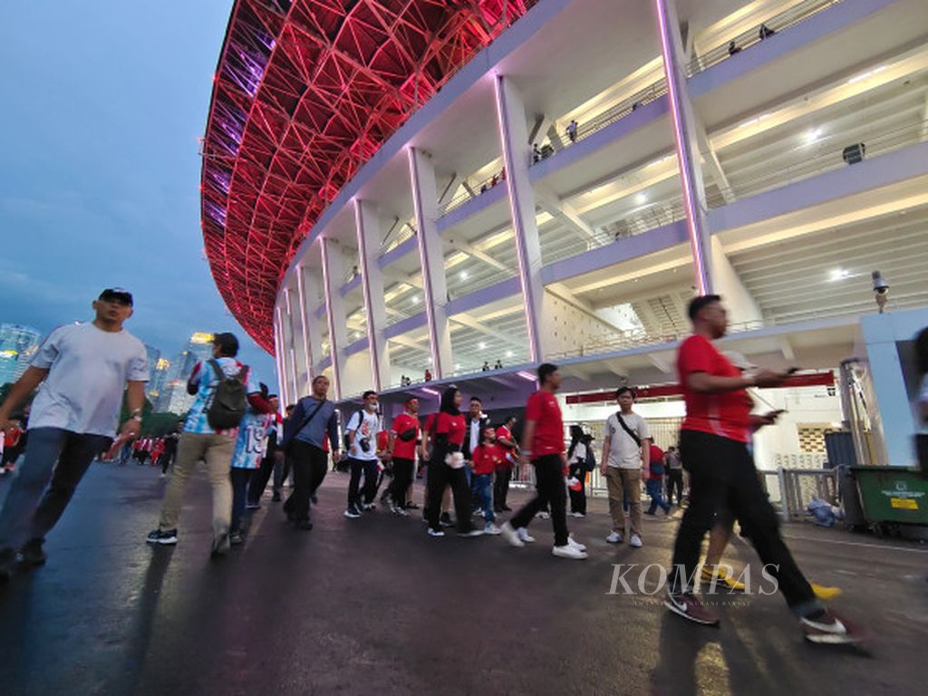 Jelang laga Indonesia dan Argentina di Stadion Utama Gelora Bung Karno, Senayan, Jakarta, Senin (19/6/2023), calon penonton ramai memadati jalan lingkar stadion. Mereka tidak sabar menyaksikan laga bersejarah tersebut. 