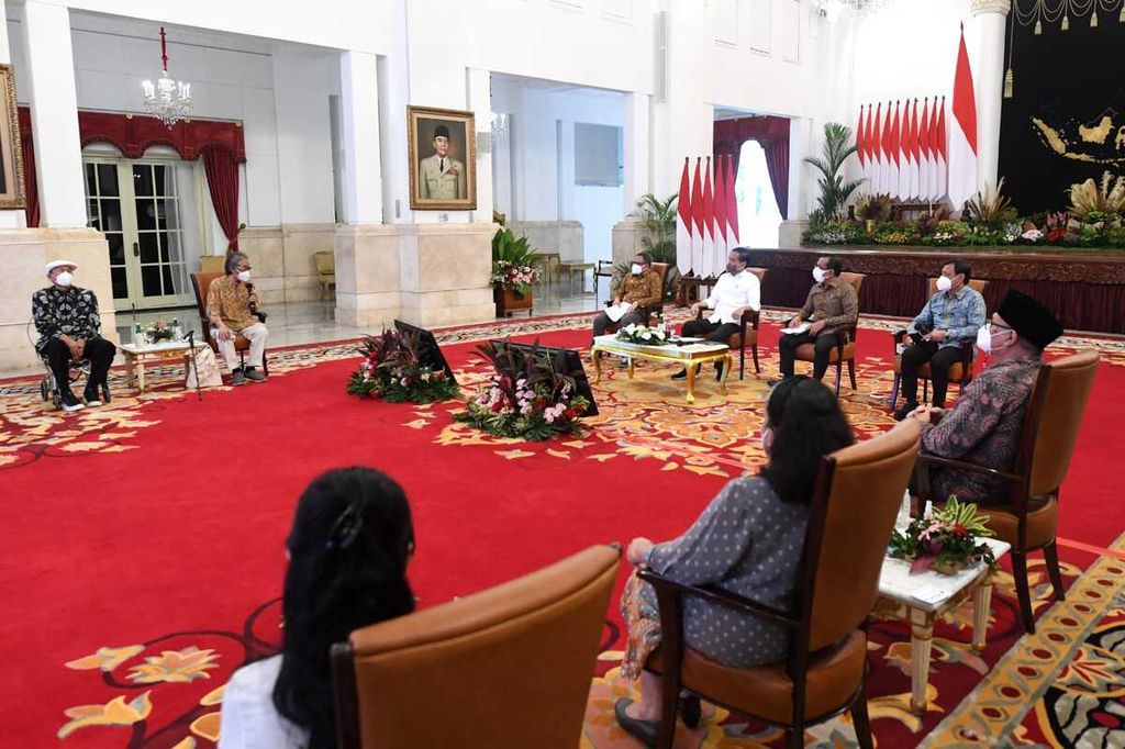 Presiden Joko Widodo menerima kunjungan para seniman dan budayawan di Istana Negara, Jakarta, Kamis (10/2/2022). 