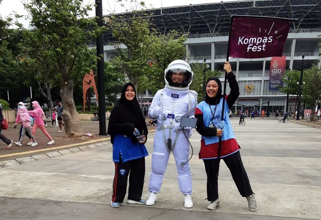 Spaceguide berfoto bersama pengunjung Gelora Bung Karno, Minggu (17/7/2022). Menjelang acara Kompasfest, siapa saja yang menemukan Spaceguide akan mendapat hadiah.