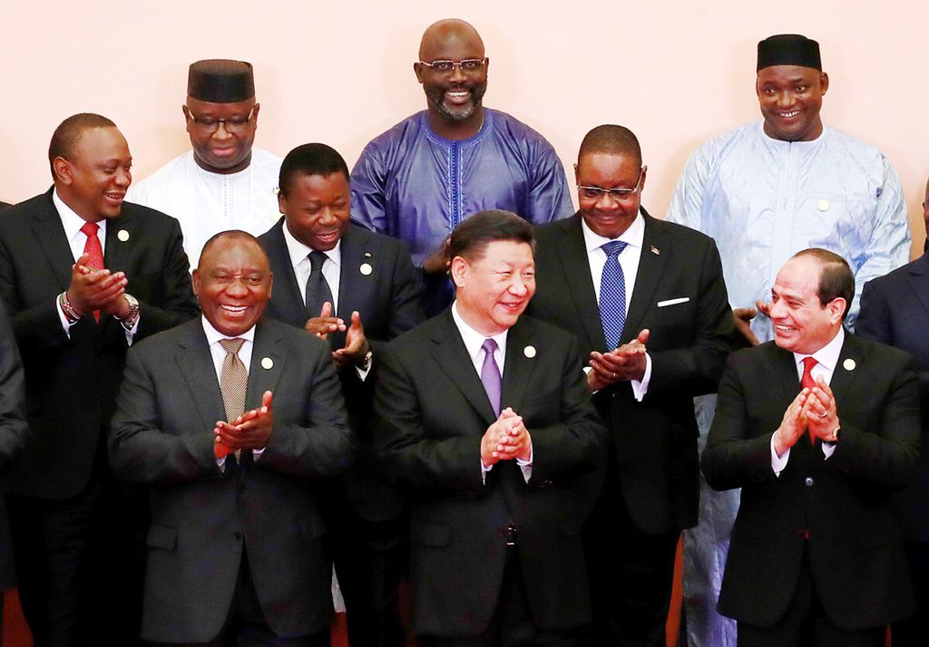 Presiden China Xi Jinping (tengah depan) diapit oleh Presiden Afrika Selatan Cyril Ramaphosa (barisan depan ketiga dari kiri), Presiden Mesir Abdel Fatah el-Sisi (kanan depan), Presiden Kenya Uhuru Kenyatta (baris kedua depan, kiri), Presiden Togo Faure Gnassingbe (tengah baris kedua), Presiden Malawi Arthur Peter Mutharika (baris kedua kanan), Presiden Sierra Leone Julius Maada Bio (kiri belakang), Presiden Liberia George Weah, (tengah belakang), dan para pemimpin Afrika lainnya saat sesi foto kelompok di sela-sela perhelatan Forum Kerja Sama China-Afrika (FOCAC) 2018 di Beijing, China, Senin (3/9/2018).