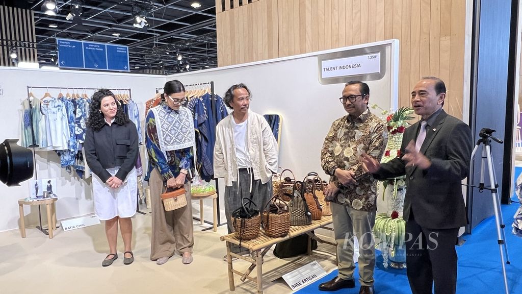 Duta Besar Indonesia untuk Perancis Mohamad Oemar, Deputi Gubenur Bank Indonesia Juda Agung, dan Dewan IKRA Ali Charisma bersama Atase Perdagangan Ruth Joanna Samaria dan Amal Sultan dari L’Adresse Paris di Who’s Next yang diadakan di Porte de Versailles, Paris, Perancis, Minggu (8/9/2024). Who’s Next merupakan <i>trade show</i> mode di Paris yang digelar pada 8-10 September 2024 dan rutin tiap tahunnya.