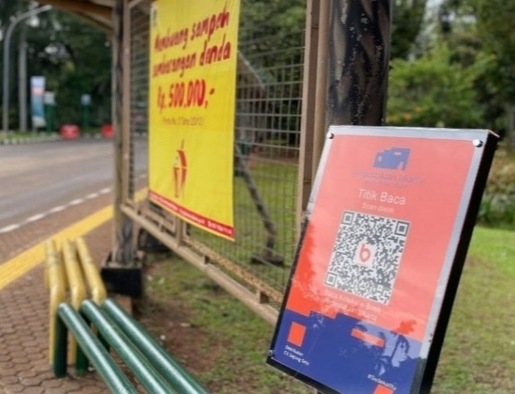 Kode batang atau <i>barcode </i>perpustakaan daring di Taman Margasatwa Ragunan, Jakarta Selatan, Minggu (8/1/2023).