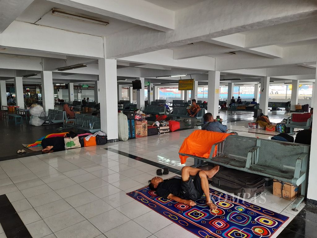 Calon penumpang menunggu jadwal keberangkatan kapal di ruang tunggu terminal penumpang Pelabuhan Tanjung Priok, Jakarta Utara, DKI Jakarta, Kamis (21/4/2022). 