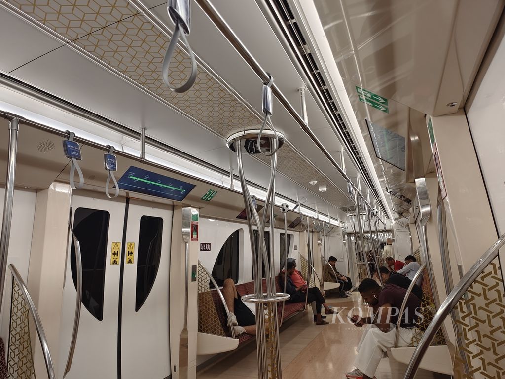 Pemandangan penumpang di kelas umum Metro Doha, Sabtu (26/11/2022), di Doha, Qatar. Di luar jam sibuk utamanya pagi hari, penumpang masih bisa memilih tempat duduk.