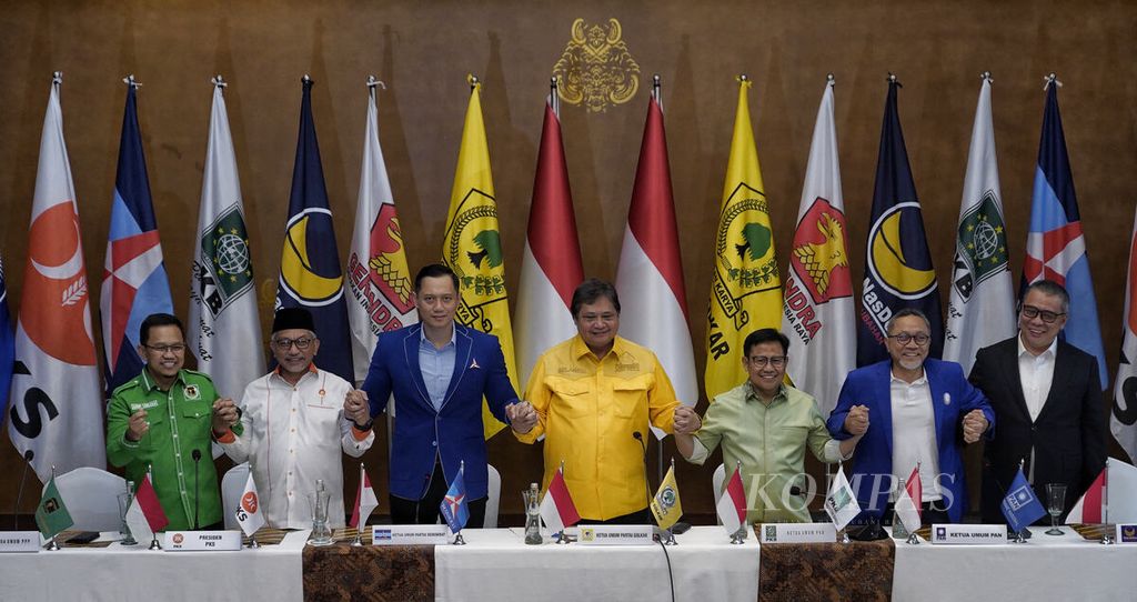 Leaders of parliamentary political parties hold hands after gathering in the Early Years Political Gathering at the Dharmawangsa Hotel, South Jakarta, Sunday (8/1/2023).