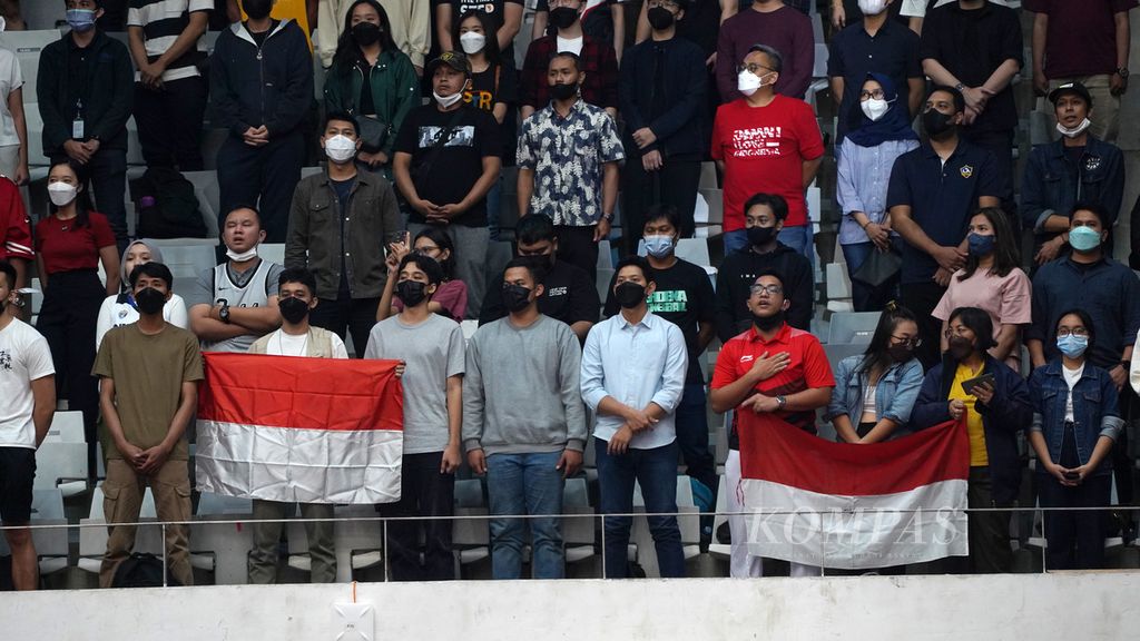 Para suporter mendukung timnas basket Indonesia ketika bertanding melawan Arab Saudi dalam babak kualifikasi Piala Dunia FIBA 2023 di Istora Gelora Bung Karno, Jakarta, Sabtu (1/7/2022). Indonesia takluk, 67-69. 