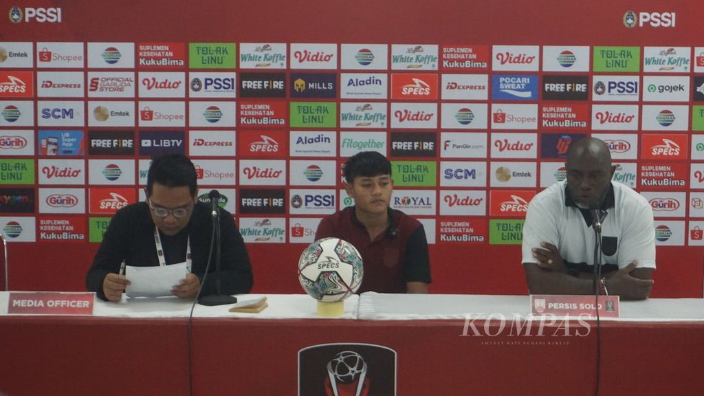Pelatih Persis Solo Jacksen F Tiago (kanan) memberi komentar usai kalah 1-2 dari PSIS Semarang dalam laga lanjutan Piala Presiden 2022, di Stadion Manahan, Kota Surakarta, Jawa Tengah.