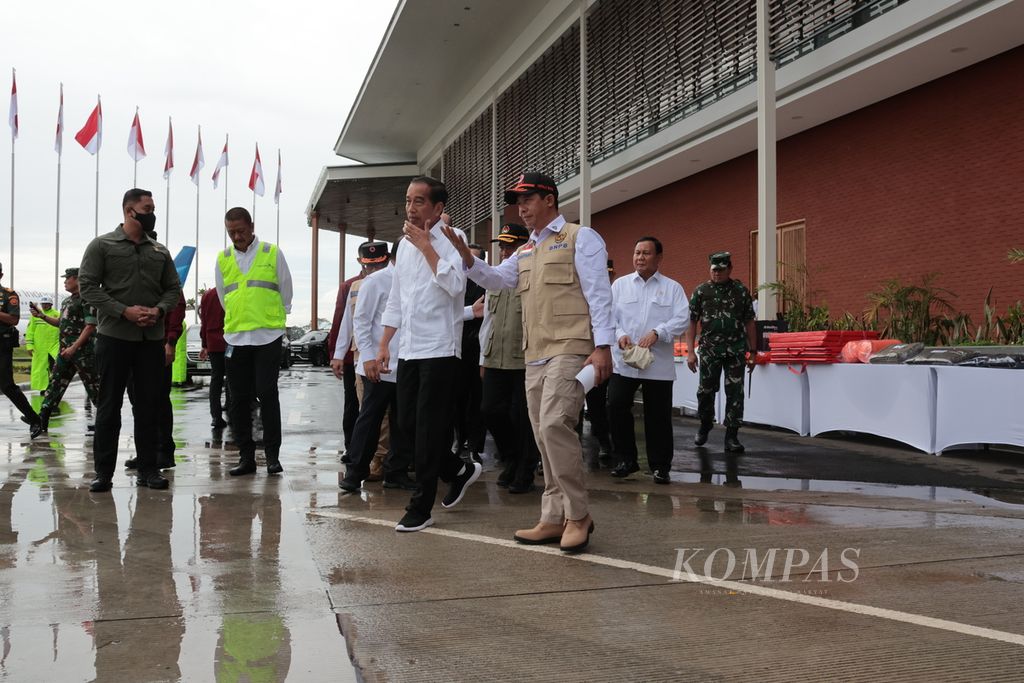 Presiden Joko Widodo saat melihat pengiriman bantuan bagi korban gempa Turki dan Suriah dari Lapangan Udara TNI AU Halim Perdanakusumah, Jakarta, Selasa (21/2/2023).