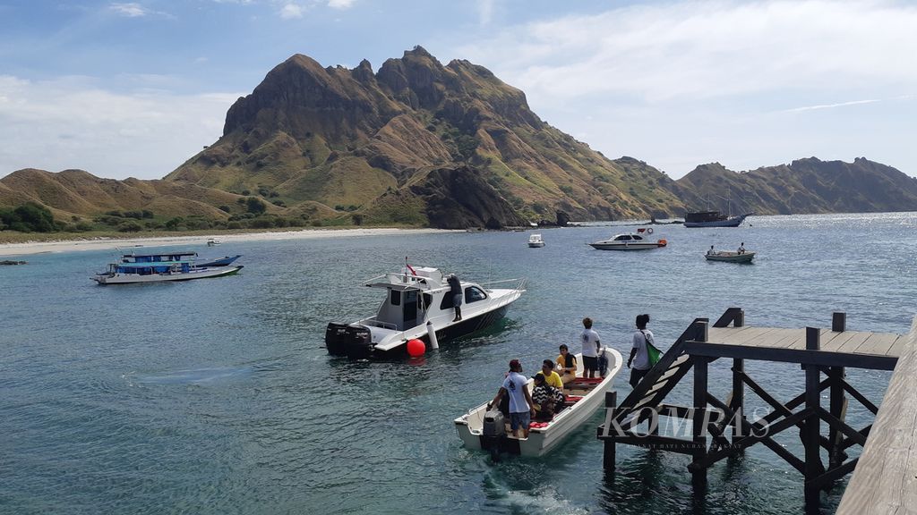 Wisatawan meninggalkan Pulau Padar, Kabupaten Manggarai Barat, NTT, Jumat (24/6/2022). Mereka berlayar ke lokasi wisata lain seperti Pulau Komodo.