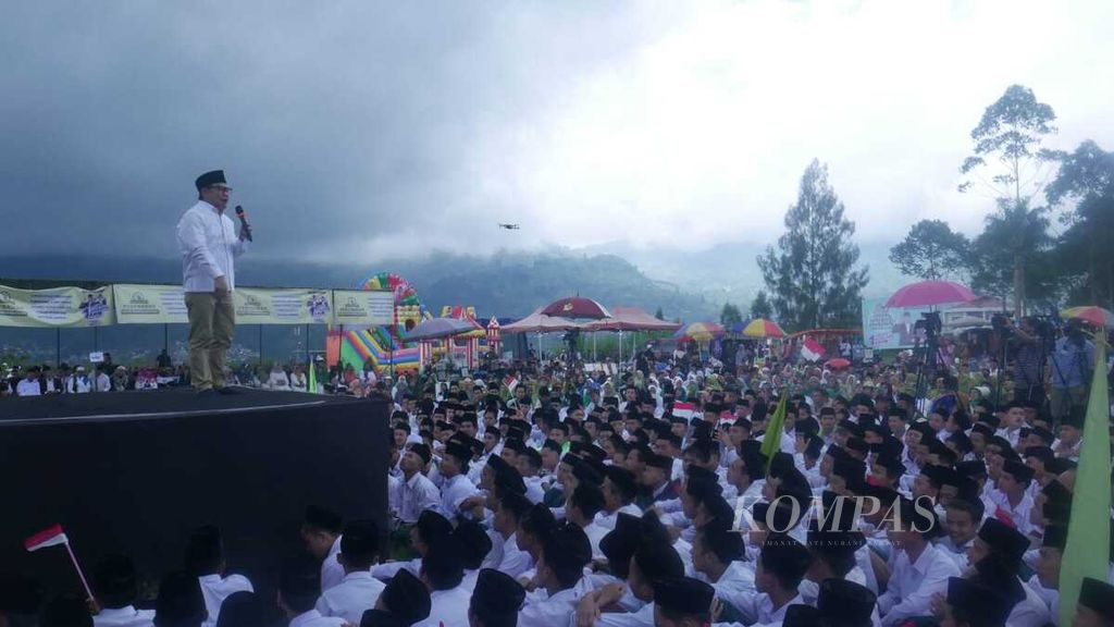 Calon wakil presiden nomor urut 1, Muhaimin Iskandar, berpidato dalam acara deklarasi laskar santri di Wonosobo, Jawa Tengah, Sabtu (27/1/2024).