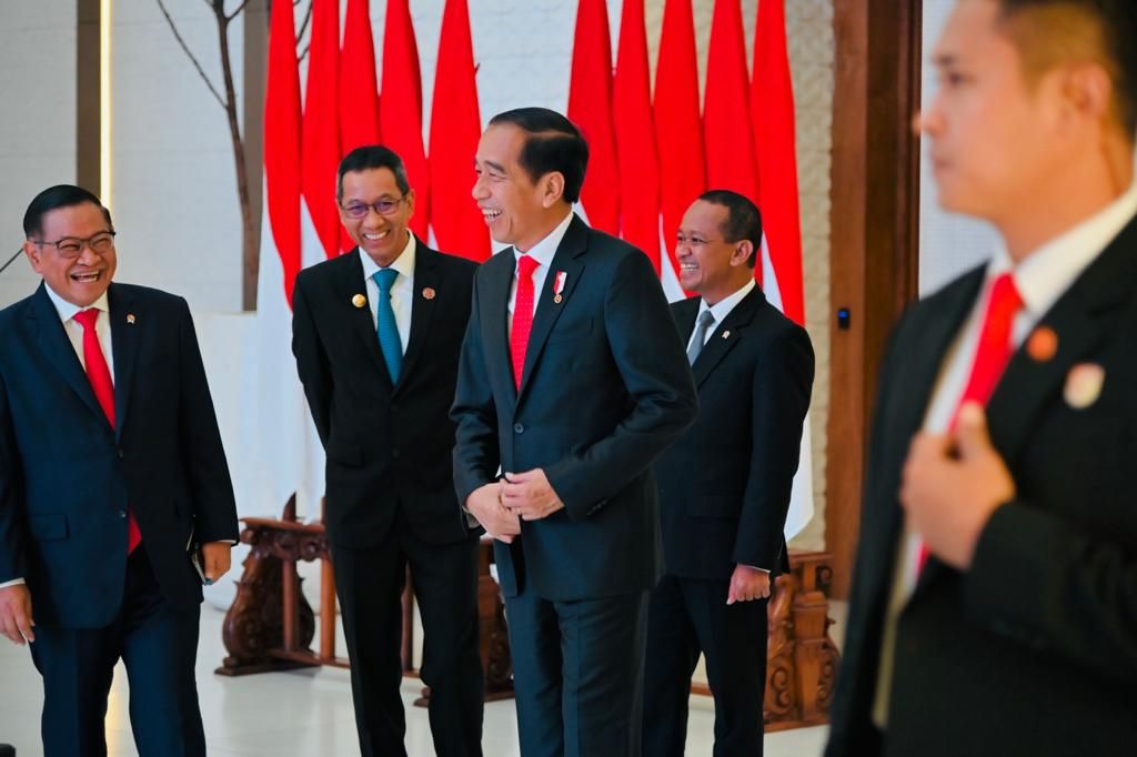 Presiden Joko Widodo berbincang dengan Sekretaris Kabinet Pramono Anung yang melepas keberangkatan Presiden dan Nyonya Iriana ke Singapura, Rabu (7/6/2023).