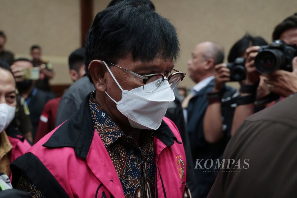 Terdakwa kasus menara BTS 4G, bekas Menteri Komunikasi dan Informatika Johnny G Plate, tiba di ruang sidang untuk menjalani sidang lanjutan di Pengadilan Tindak Pidana Korupsi Jakarta, Selasa (4/7/2023). 