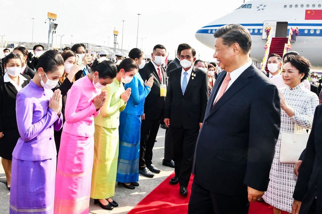 Presiden China Xi Jinping (depan, kanan) dan istrinya, Peng Liyuan (kanan), tiba di Bandar Udara Internasional Suvarnabhumi, Bangkok, Thailand, Kamis (17/11/2022), untuk menghadiri KTT APEC. 