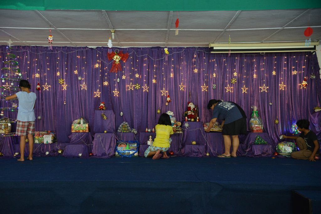 Pernak-pernik Natal yang terpasang di panggung di Rumah Hati Suci, Tanah Abang, Jakarta Pusat, Senin (19/12/2022). Menjelang perayaan hari Natal, anak asuh dan kakak asuh Rumah Hati Suci mempersiapkan perayaan Natal 2022. Sejumlah pernak-pernik bertemakan Natal dipasang di panggung yang berada di aula. Panggung tersebut digunakan anak asuh untuk menampilkan berbagai pertunjukan. Aula juga menjadi tempat merayakan malam natal untuk beberapa anak asuh yang tidak pulang ke rumah. Menjelang Natal, anak asuh dan kakak asuh juga membuat hamper kue jika ada pesanan. Selain untuk dijual, kue juga biasa disajikan ketika malam natal tiba. Fakhri Fadlurrohman (Z19) 19-12-2022