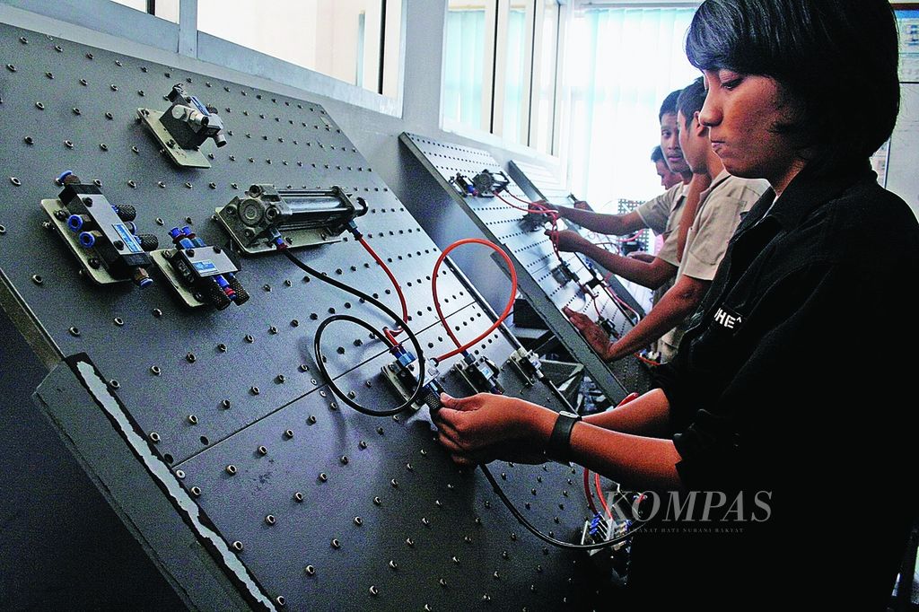 Mahasiswa Politeknik ATMI praktik merancang sistem pneumatik atau sistem angin sebuah mesin, Senin (23/4/2012). Politeknik yang berlokasi di Kota Solo, Jawa Tengah, ini dirintis dan dikembangkan oleh Romo Cassut. 