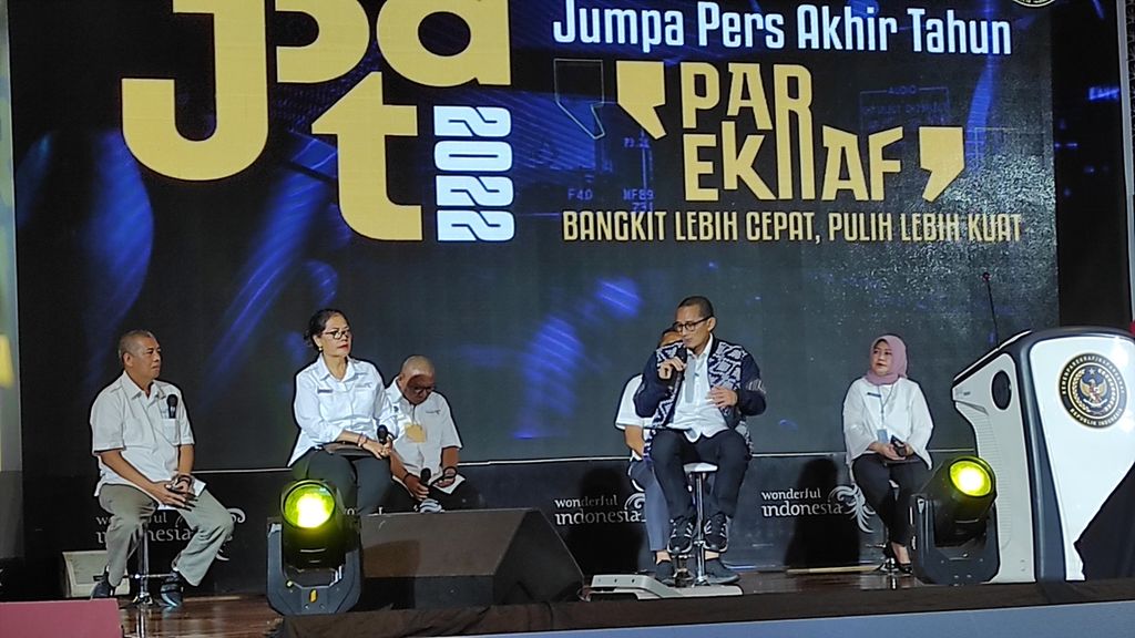 Menparekraf/Kepala Baparekraf Sandiaga S Uno (memakai luaran biru) dalam Jumpa Pers Akhir Tahun 2022, Senin (26/12/2022), di Jakarta. Dia didampingi jajaran deputi.