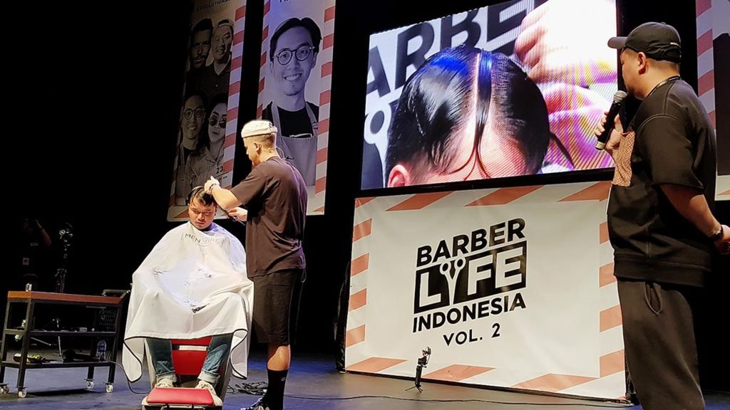 Josh Lamonaca memberikan inspirasi seputar perkembangan terbaru tren gaya rambut dalam acara Barberlyfe Indonesia Volume 2, Rabu (23/1/2019), di Jakarta.