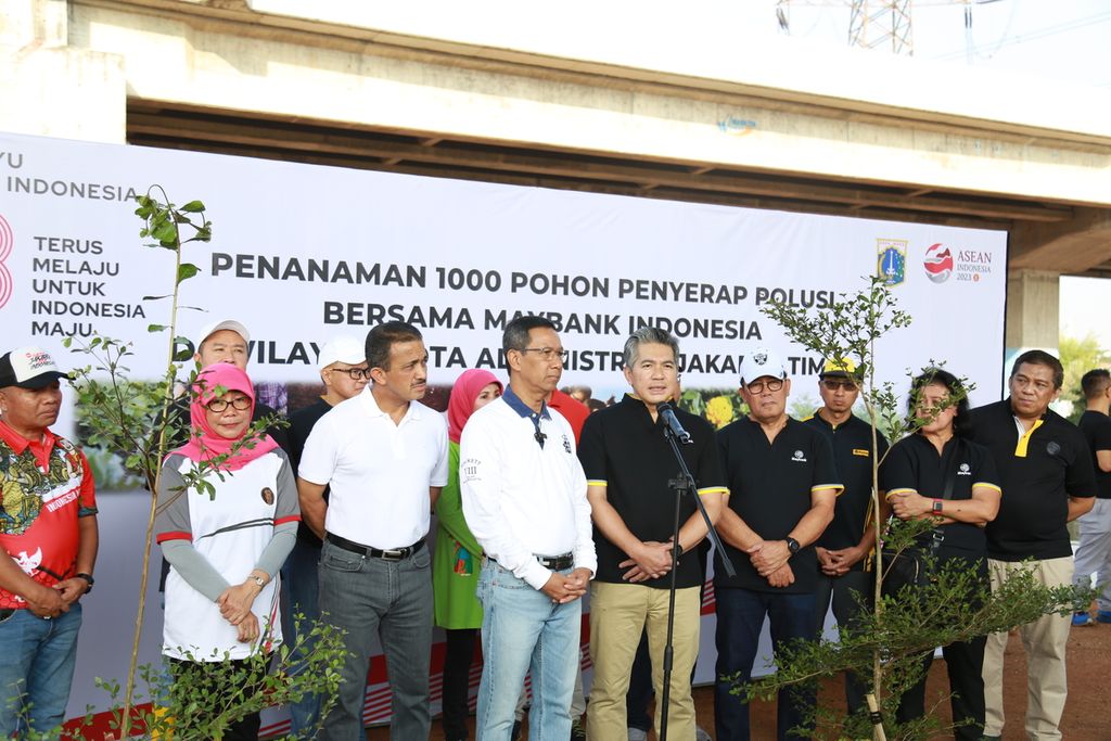 Wali Kota Jakarta Timur M Anwar (tengah) mendampingi Penjabat Gubernur DKI Jakarta Heru Budi Hartono (kedua dari kanan) dalam acara Global Corporate Responsibility Day 2023, di bawah Jalan Tol Becakayu, Jakarta Timur, Sabtu (19/8/2023). 