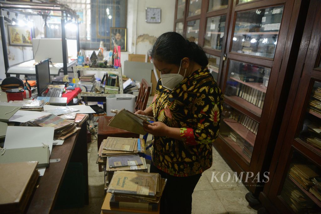 Petugas pengelola manuskrip, Kurnia Heniwati, melalukan katologisasi sejumlah buku kuno di Museum Radya Pustaka, Surakarta, Jawa Tengah, Rabu (17/3/2021). Museum yang didirikan pada 1890 ini memiliki dokumen tertua berupa naskah <i>Serat Yusuf</i> yang dibuat pada 1729.
