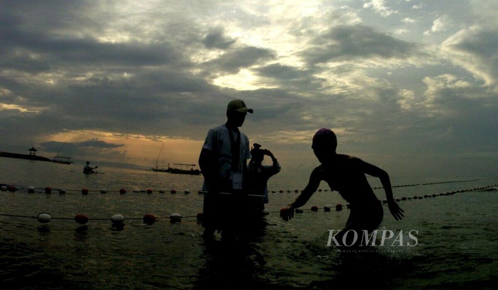 Siluet seorang atlet putri saat keluar dari air seusai berenang pada lomba triathlon Asian Beach Games 2008 di Pantai Mertasari, Sanur, Bali, Minggu (26/10/2008). 