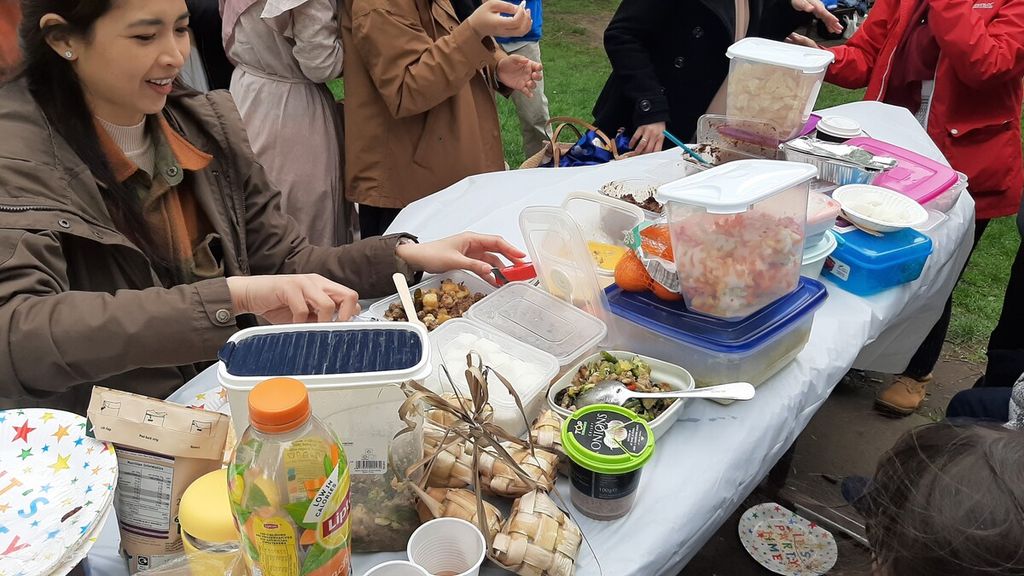 Suasana halal-bihalal pelajar Indonesia di Glasgow, Skotlandia, pada Hari Raya Idul Fitri, Senin (2/5/2022). Beragam menu Lebaran hadir di atas meja di Taman Kelvingrove, Glasgow, dan menjadi sajian untuk makan siang bersama.