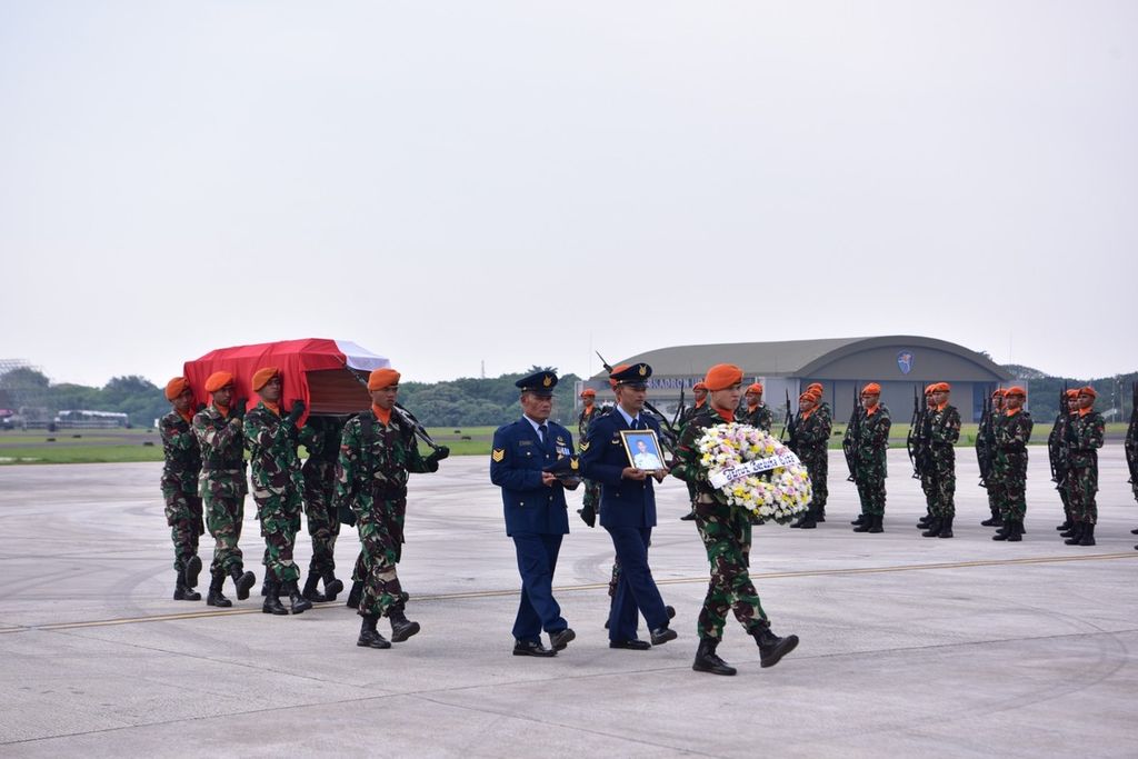 Pelepasan jenazah Sersan Satu Agung Dwano Karisma, prajurit elite TNI Angkatan Udara Komando Pasukan Gerak Cepat (Kopasgat), di Pangkalan TNI AU Halim Perdanakusuma, Jakarta, Rabu (5/4/2023). 