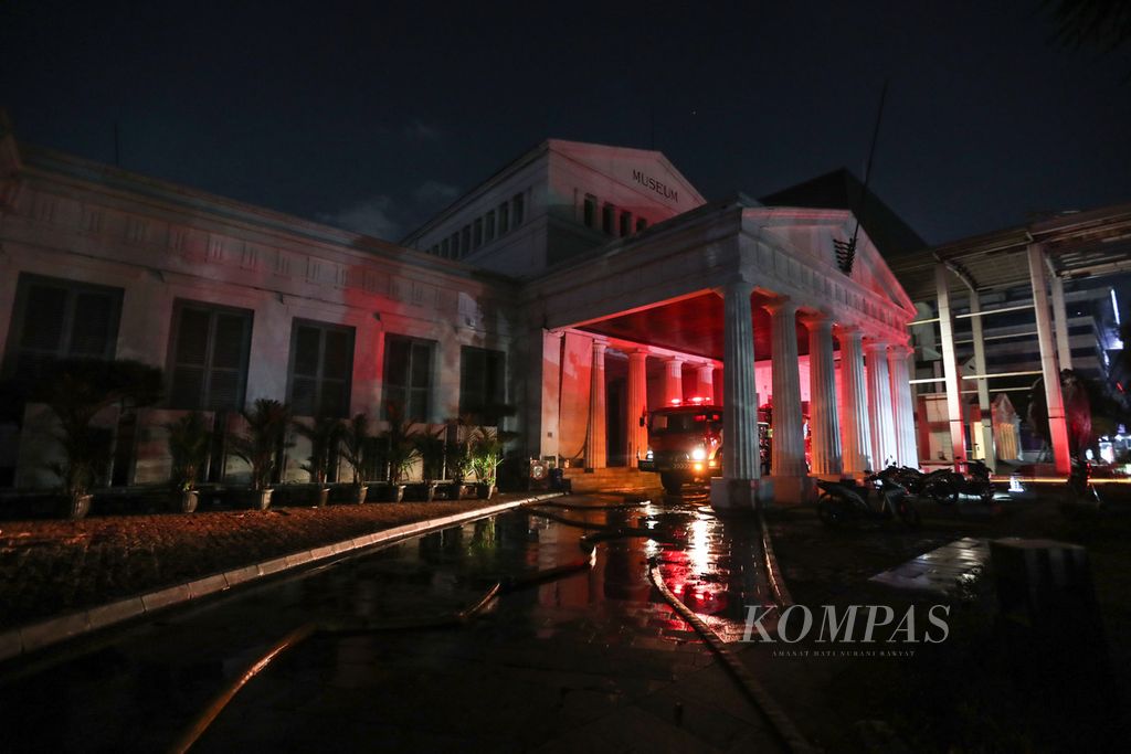 Mobil pemadam kebakaran terparkir di depan Museum Nasional, Jakarta, Sabtu (16/9/2023). Kebakaran yang melanda Museum Nasional pada Sabtu malam mengakibatkan bangunan di belakang gedung rubuh. 