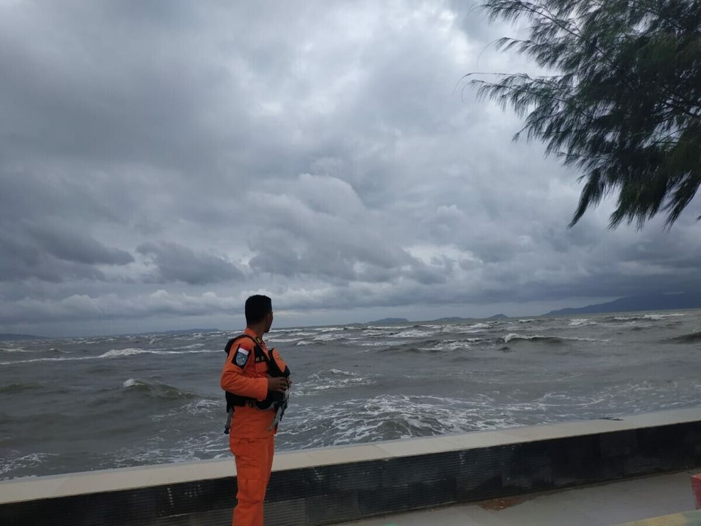 Gelombang tinggi terjadi di perairan Kolaka, Sulawesi Tenggara, 12 Januari 2020.