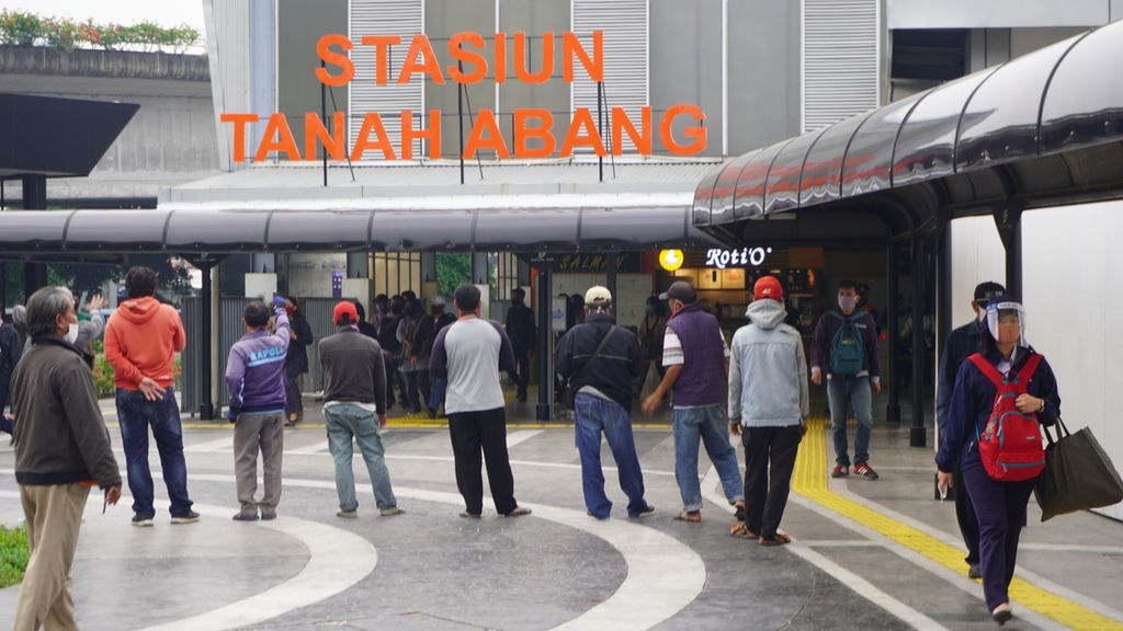 Para ojek pangkalan sedang mencoba menggaet para penumpang yang keluar dari pintu Stasiun Tanah Abang Jakarta Pusat, Senin (15/6/2020).