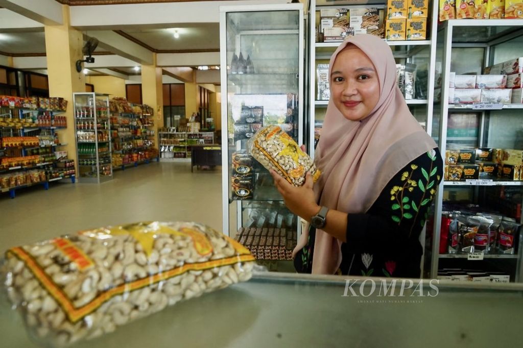 Mersi (27), pengunjung di toko oleh-oleh Mubarak, memilih mete untuk kerabatnya, di Kendari, Sulawesi Tenggara, Minggu (23/7/2023). Mete dan berbagai bentuk olahannya menjadi pilihan utama masyarakat saat berkunjung ke wilayah ini.