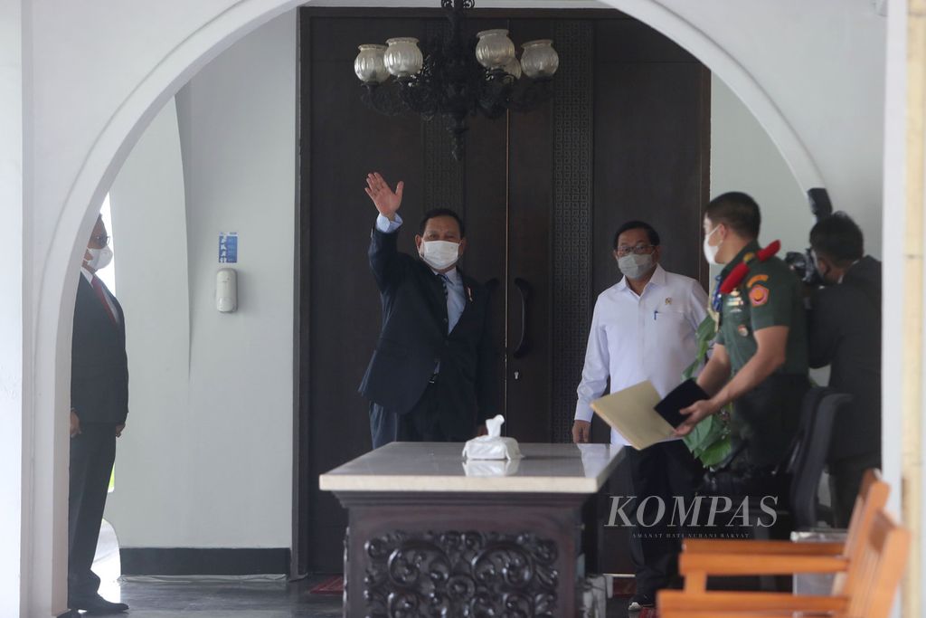Ketua Partai Gerindra Prabowo Subianto melambaikan tangan kepada wartawan setibanya di Presidential Lounge di Kompleks Istana Kepresidenan, Jakarta, Rabu (15/6/2022). Jamuan makan siang ini digelar di tengah isu perombakan (<i>reshuffle</i>) kabinet yang dikabarkan akan dilakukan setelah makan siang. 