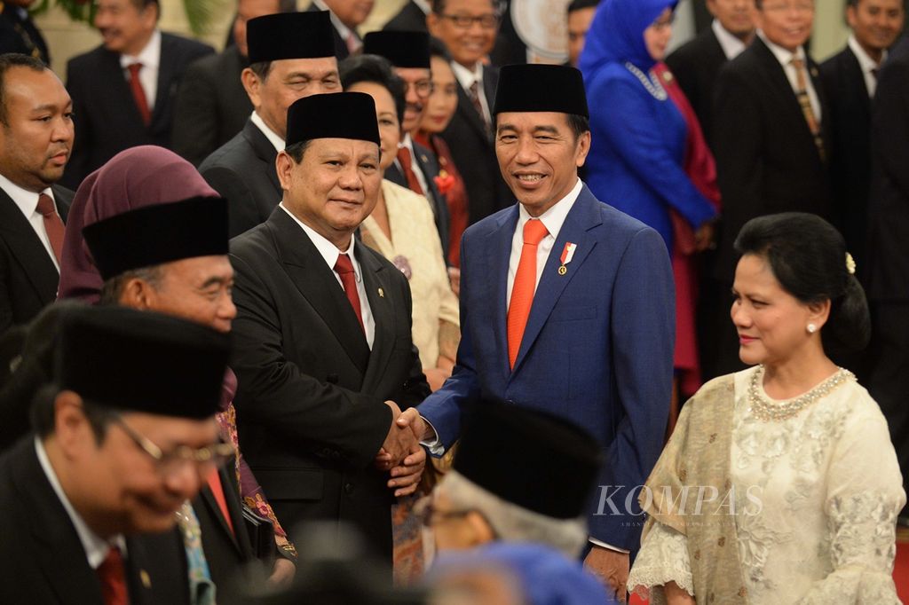 Presiden Joko Widodo memberikan ucapan selamat kepada Prabowo Subianto yang baru saja dilantiknya menjadi Menteri Pertahanan di Istana Negara, Jakarta, Rabu (23/10/2019). 