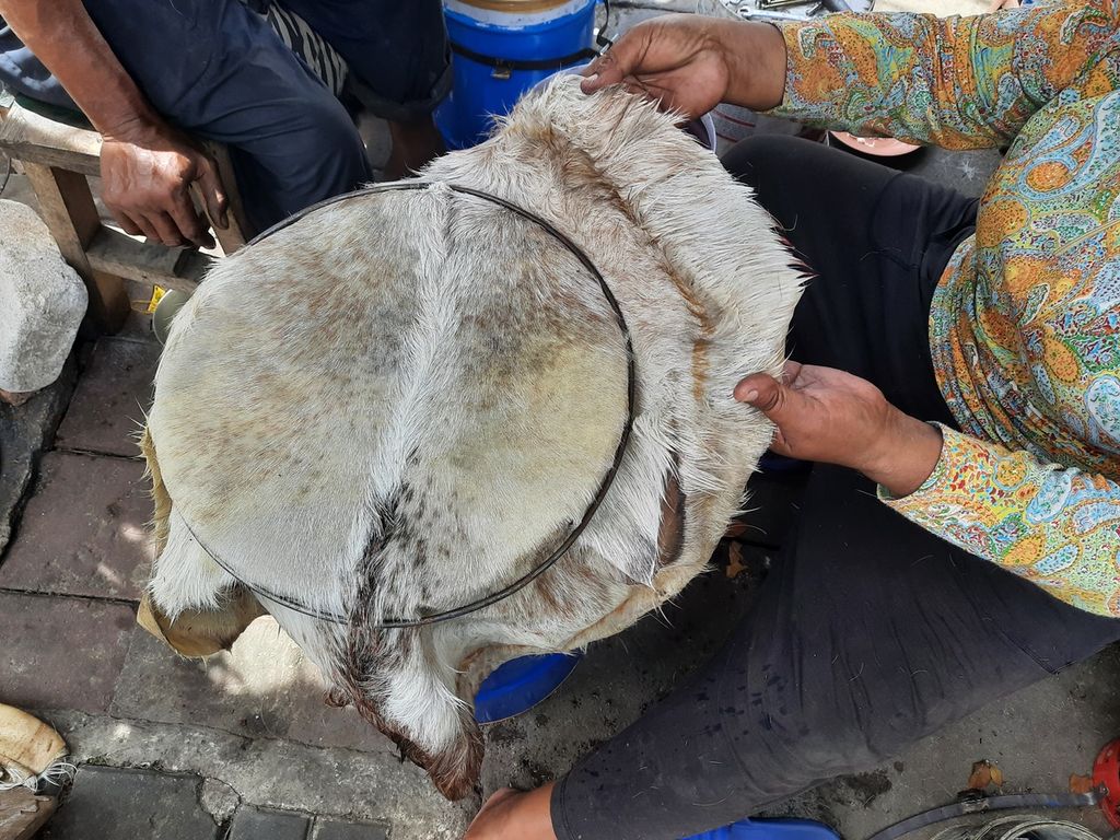 Endang Kurnia merakit beduk berdasarkan arahan suaminya, Tedy Sokat, di kawasan Tanah Abang, Jakarta Pusat, Jumat (14/4/2023).