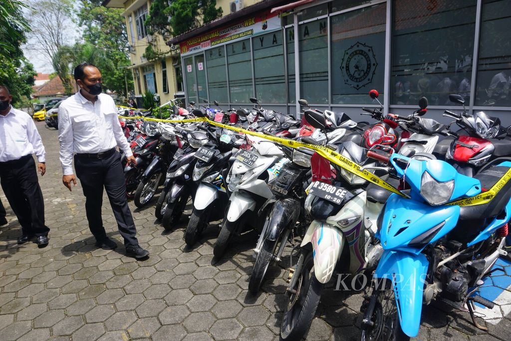 Puluhan motor curian disita kepolisian di Markas Kepolisian Resor Kota Banyumas, Jawa Tengah, Senin (26/9/2022).