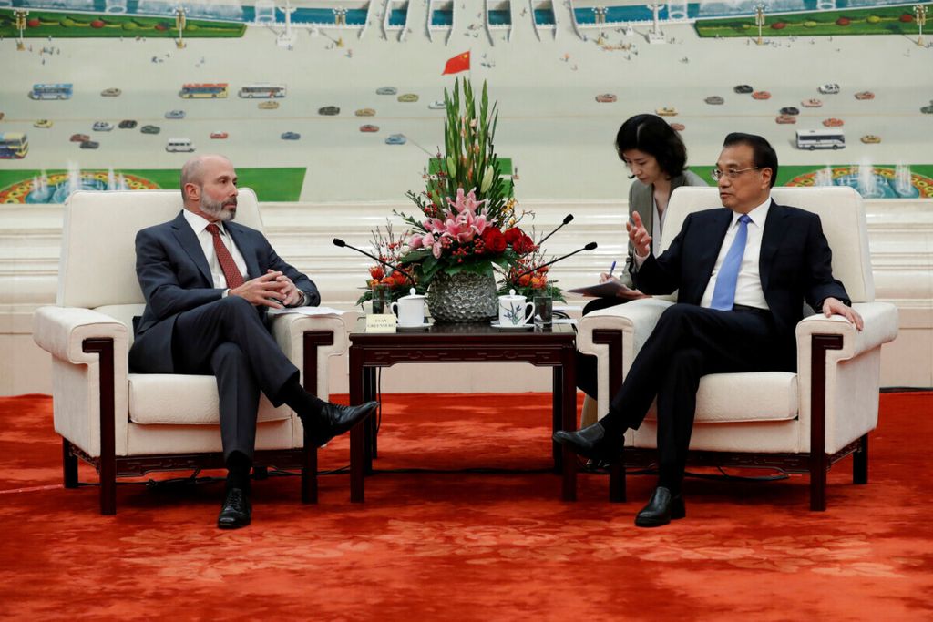 Ketua Dewan Bisnis Amerika Serikat-China Evan Greenberg (kiri) menghadiri pertemuan dengan Perdana Menteri China Li Keqiang (kanan) di Aula Besar Rakyat, Beijing, 17 Oktober 2019.