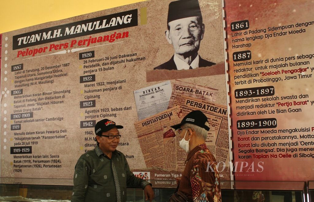 Sejarawan dari Universitas Negeri Medan Ichwan Azhari (kiri) menghadiri pameran Tiga Abad Perjalanan Pers di Indonesia di Deli Serdang, Sumatera Utara, Kamis (9/2/2023).
