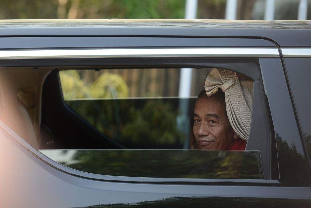 Presiden Joko Widodo menaiki mobil meninggalkan kompleks obyek wisata Candi Borobudur di Kabupaten Magelang, Jawa Tengah, Jumat (30/8/2019). 