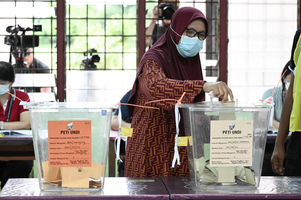 Seorang perempuan memberikan suara dalam pemilu Malaysia di Bera, Negara Bagian Pahang, Malaysia, Sabtu (19/11/2022). 