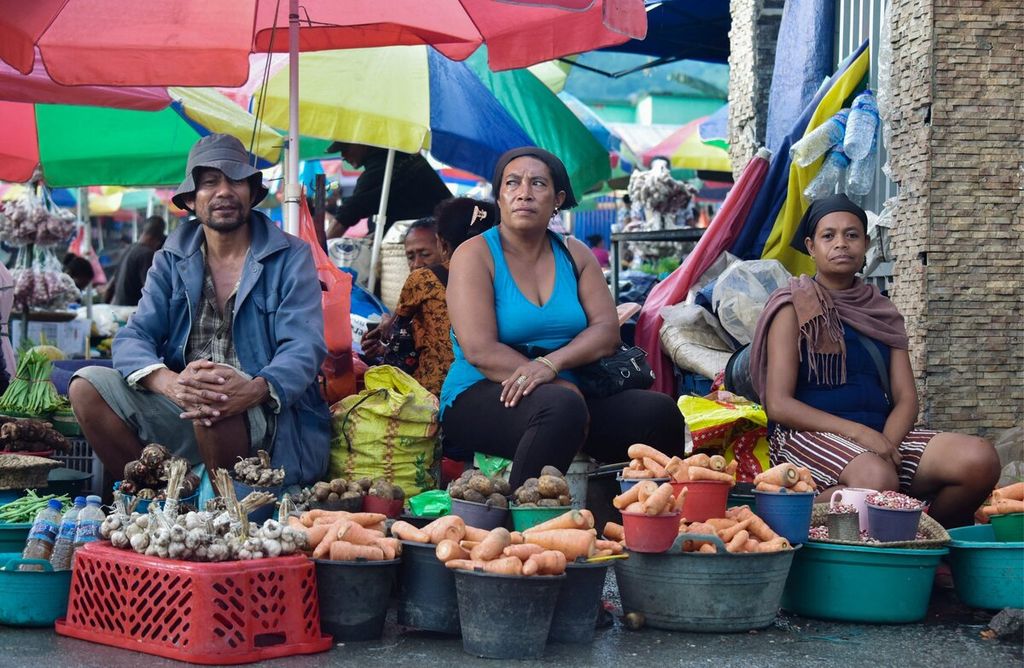 Penjual sayur menunggu pelanggan di pasar tradisional di Dili, Timor Leste, Jumat (18/3/2022). Timor Leste akan menggelar pemilihan presiden kelima sejak kemerdekaan pada Sabtu (19/3/2022). Stabilitas politik, pemulihan ekonomi, perbaikan pendidikan dan ketersediaan lapangan kerja menjadi salah satu isu utama yang dihadapi Timor Leste. 