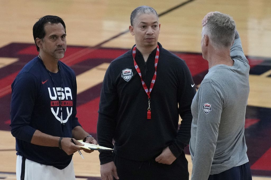 Arsip foto menampilkan para pelatih basket timnas AS, yaitu Erik Spoelstra (kiri), Tyronn Lue (tengah), dan pelatih kepala Steve Kerr (kanan), sedang berbincang di lokasi pemusatan latihan timnas basket Amerika Serikat di Las Vegas, AS, Kamis (3/8/2023). 