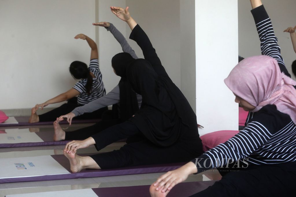 Ibu-ibu hamil mengikuti sesi senam hamil dan <i>hypnobirthing</i> di RSIA Tambak, Jakarta, Sabtu (11/3/2023).  