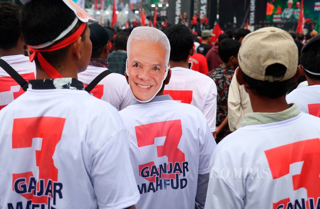 Simpatisan mengenakan topeng Ganjar Pranowo saat hadir pada kampanye putaran terakhir di Lapangan Pancasila, Simpang Lima, Kota Semarang, Jawa Tengah, Sabtu (10/2/2024). 