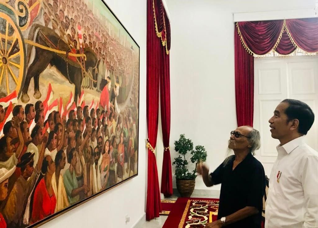 Presiden Joko Widodo dan Djoko Pekik mengamati lukisan ”Petruk jadi Ratu” di Istana Presiden Yogyakarta (Desember 2019).