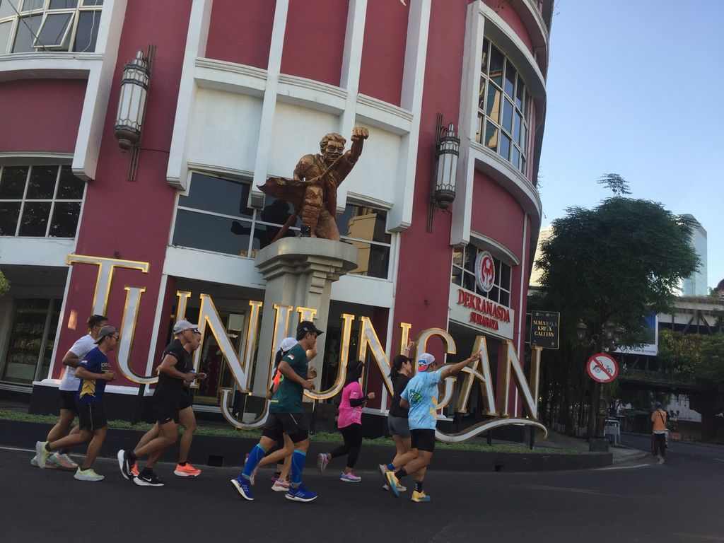 Sebanyak 93 pelari dari 10 komunitas lari melintasi tengaran Jalan Tunjungan saat memeriahkan The Tour Surabaya, Jawa Timur, Sabtu (22/7/2023). 