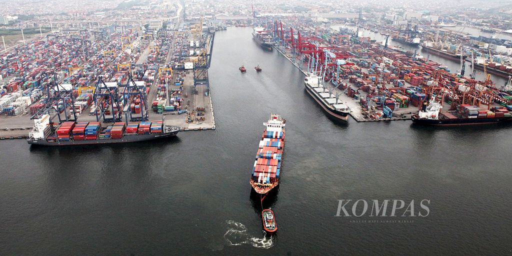 Kapal bermuatan peti kemas meninggalkan Pelabuhan Tanjung Priok, Jakarta Utara, beberapa waktu lalu.