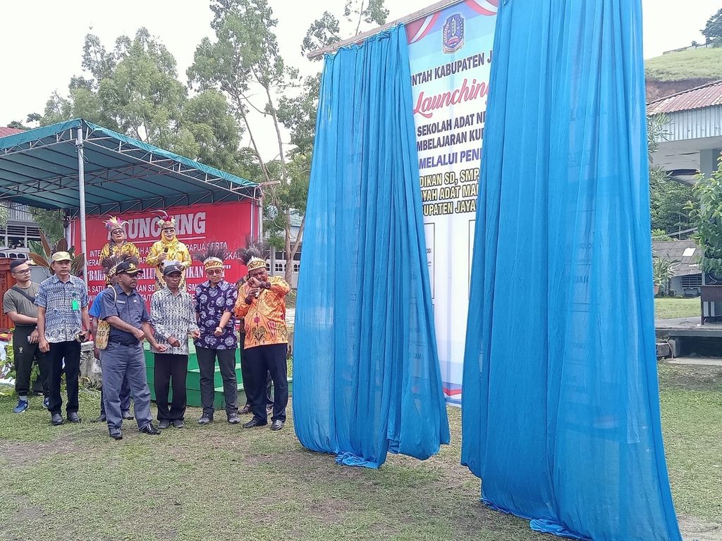 Peluncuran pembelajaran bahasa daerah di SMA Negeri 1 Sentani, Kabupaten Jayapura, Papua, Jumat (15/9/2023). Kegiatan ini diinisiasi Sekolah Adat Negeri Papua.