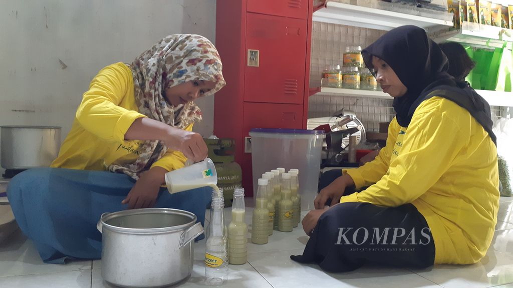 Seorang ibu rumah tangga mengolah edamame menjadi minuman untuk kesehatan di Kampung Edamame, Desa Curah Kates, Kecamatan Ajung, Jember, Sabtu (15/10/2022).