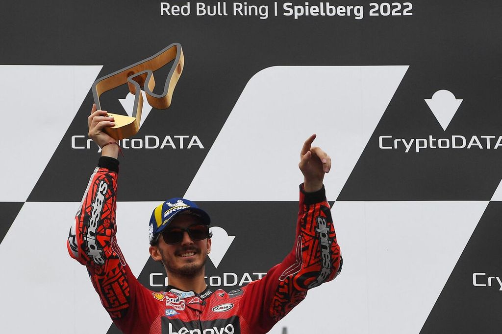 Pebalap tim Ducati Francesco Bagnaia mengangkat trofi kemenangan dalam MotoGP seri Austria di Sirkuit Redbull Ring, Spielberg, Minggu (21/8/2022). 